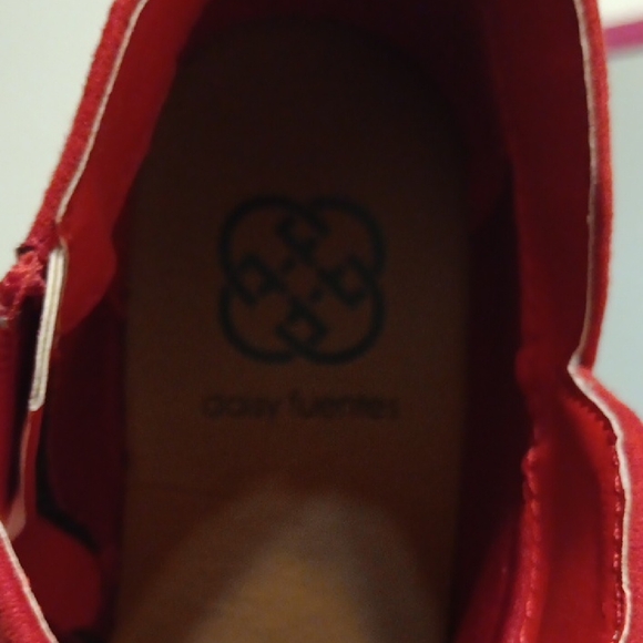 Daisy Fuentes Red Ankle Booties with Bold Design - Picture 4 of 6